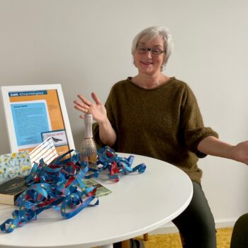 Foto des GMK-Ehrenmitgliedes Gerda Sieben mit Ehrenurkunde.